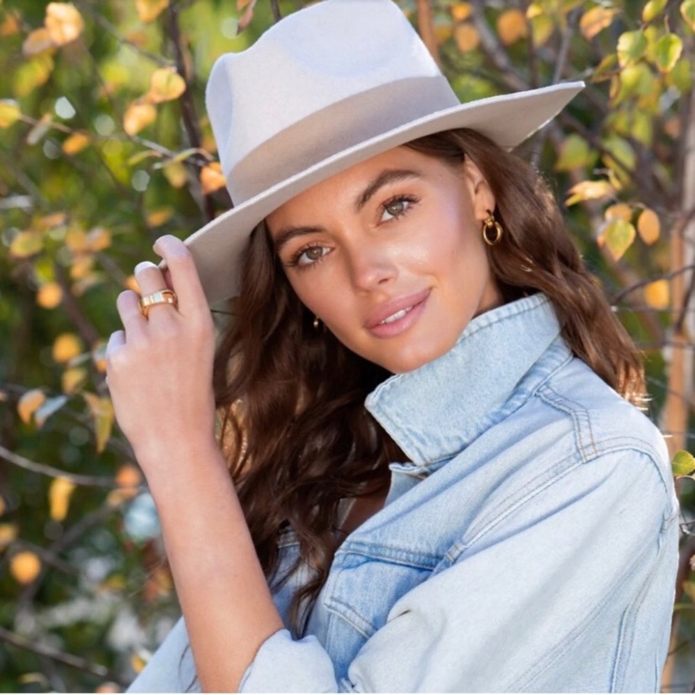 Teressa Foglia CURATEUR Lynn Hat